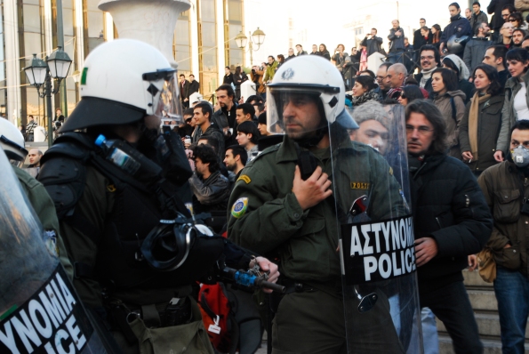 reparti M.A.T. prima della carica a Syntagma_