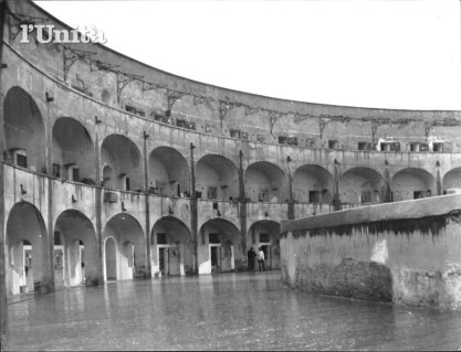 Il carcere di Santo Stefano, prima della costruzione del cordolo in cemento al terzo piano 