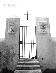 Come appariva l'ingresso del cimitero degli ergastolani prima che il carcere fosse dismesso e poi abbandonato 
