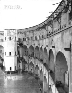 L'interno del panoptico, prima della costruzione del cordolo di cemento al terzo piano. (Che proteggeva i detenuti del terzo anello dal sole, ma che sta ora distruggendo col suo peso le arcate sottostanti) 