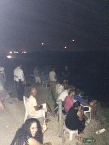 La foto è scattata dal giornalista danese Allan Sorensen a Sderot... una sera di luglio, ad osservar felici la morte